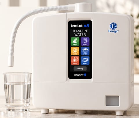 LeveLuk K8, vit vattenjonisator från Enagic, med ett glas vatten på en marmorbänk